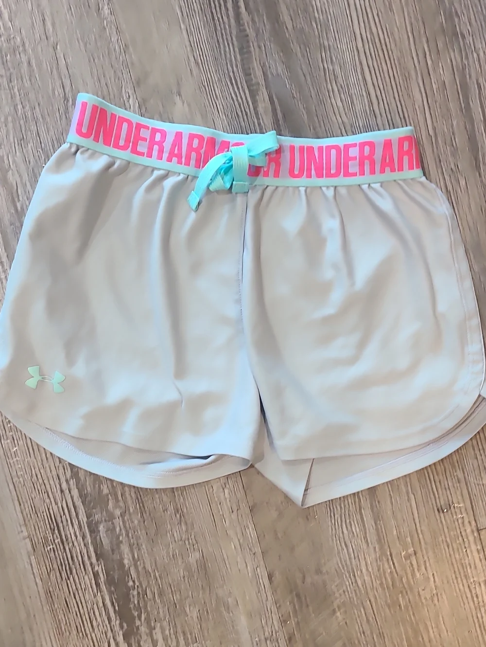 Under Armour Girls' White & Gray T-shirts with Matching Shorts Size Medium